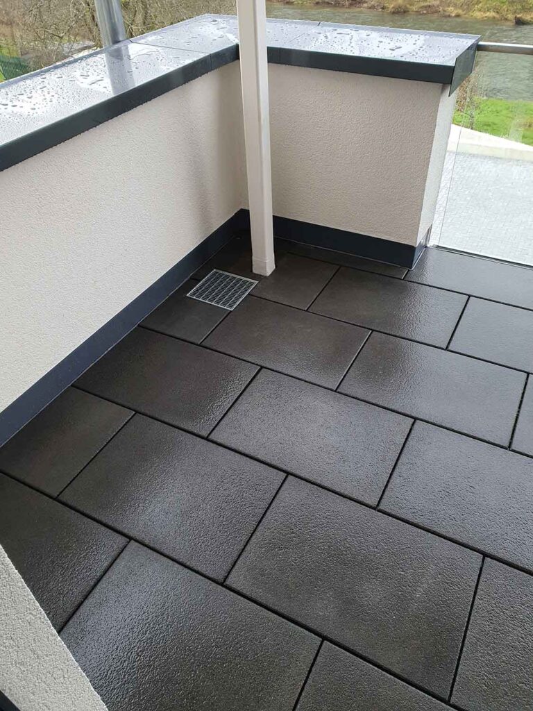 Terrasse aus rechteckigen Bodenfliesen