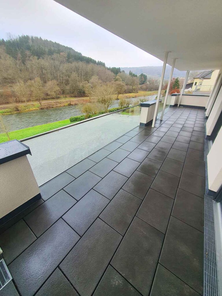 Terrasse aus rechteckigen Bodenfliesen