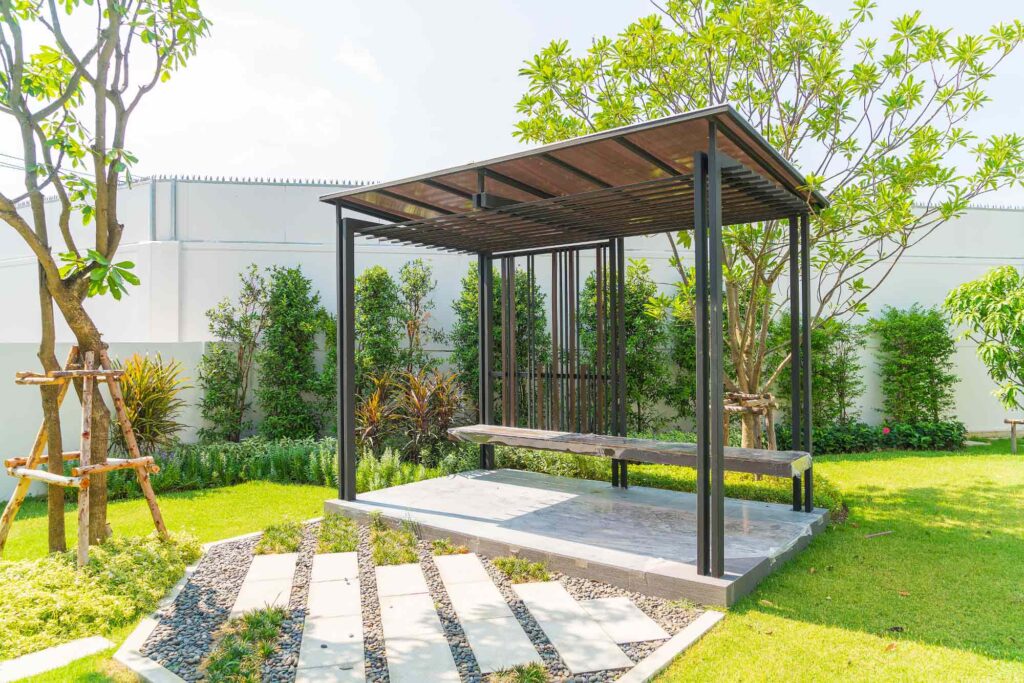 Moderner Gartenpavillon mit Sitzbank aus Echtholz