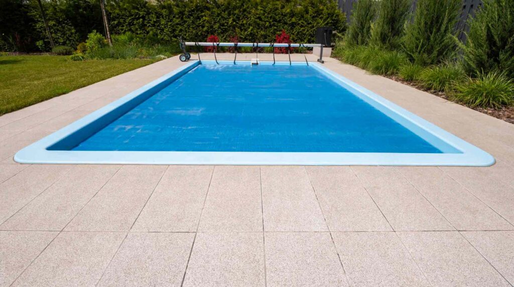 moderner Pool mit Abdeckvorrichtung