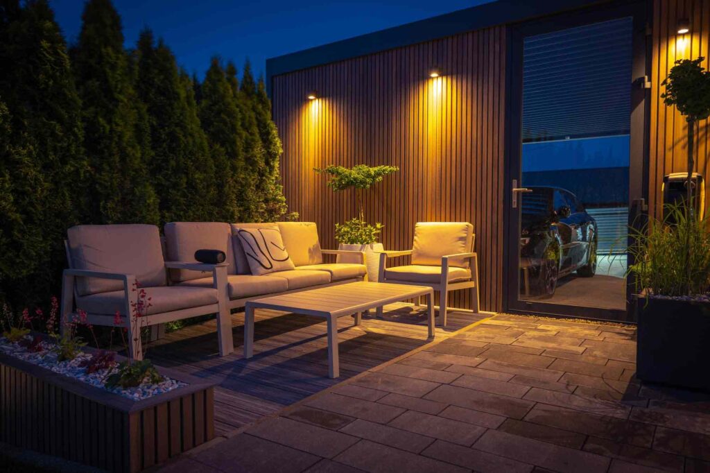 Terrasse mit Sitzecke in romantischer Beleuchtung