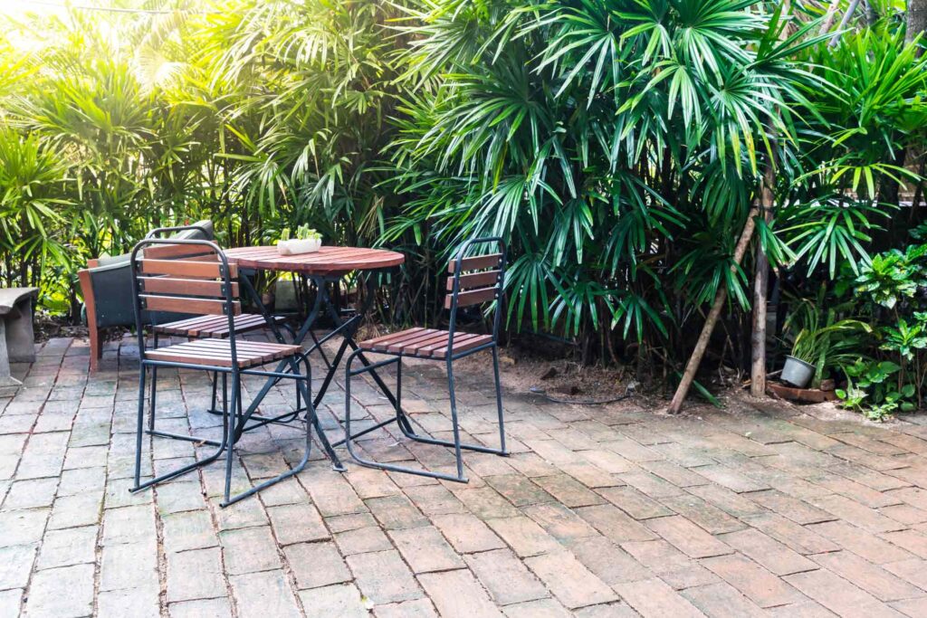 Terrasse mit mit Yuccapalmen