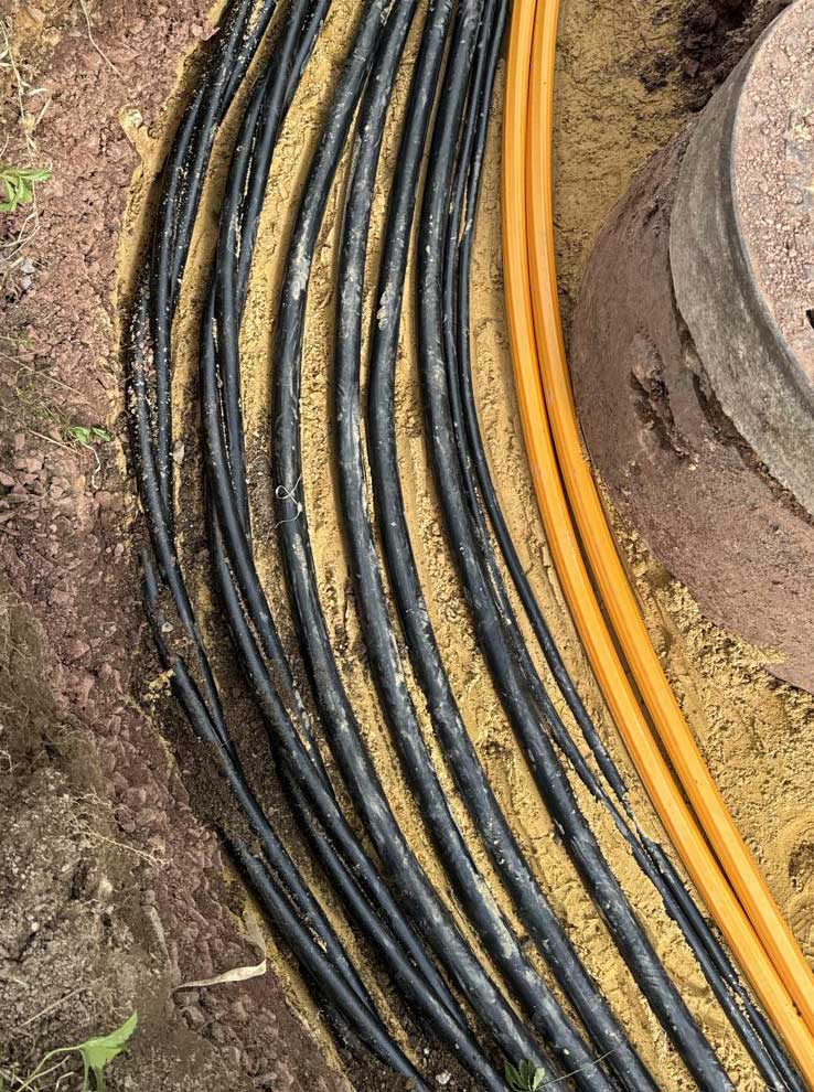 Mehrere Glasfaser-Kabel in einem Graben