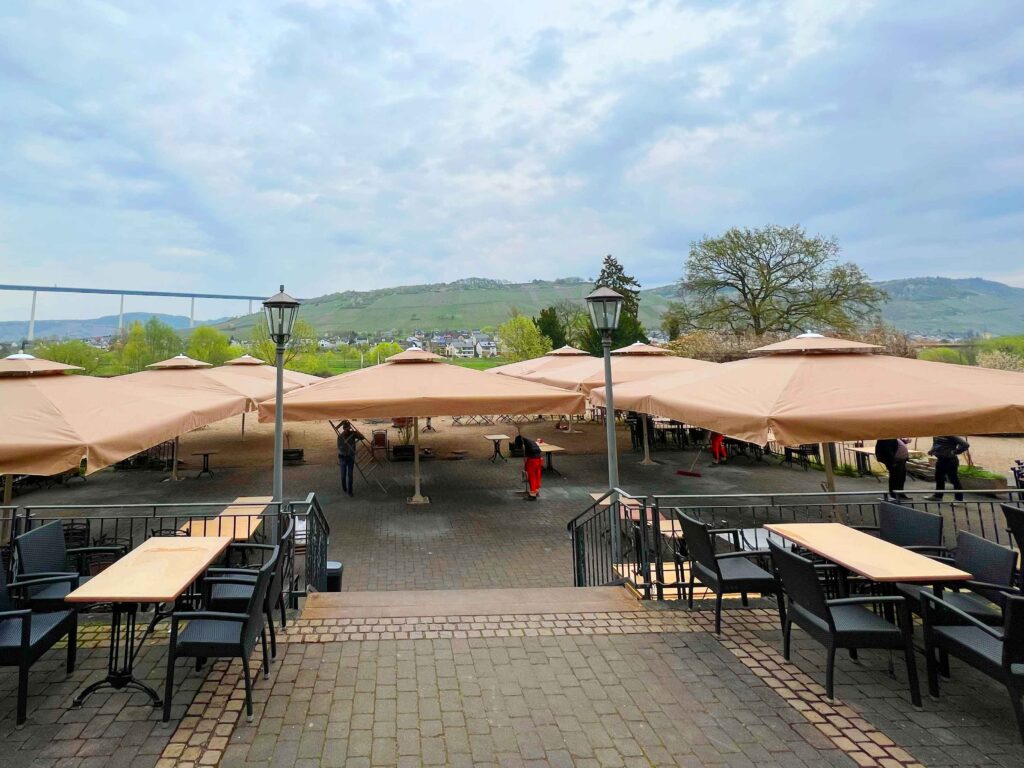 Pflaster einer Terrasse eines Ausflugslokal