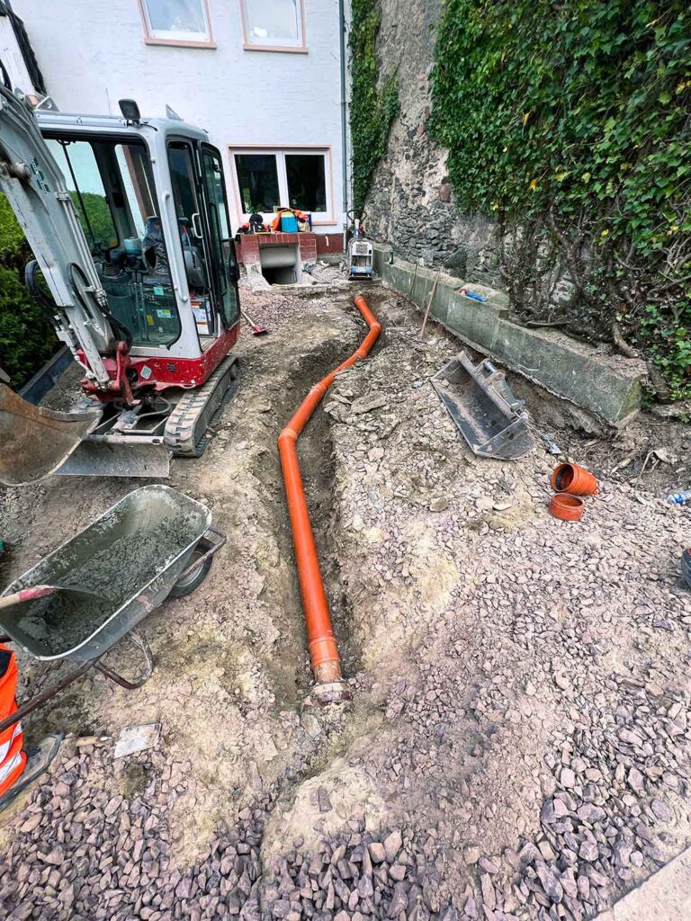 Verlegung eines Abwasserrohrs beim Tiefbau
