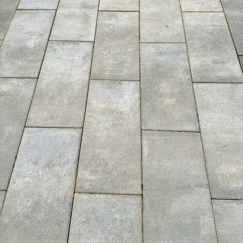 Pflaster aus rechteckigen Betonplatten
