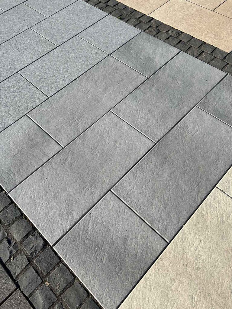 Terrassenboden mit unterschiedlichen Pflastersteinen und Betonplatten