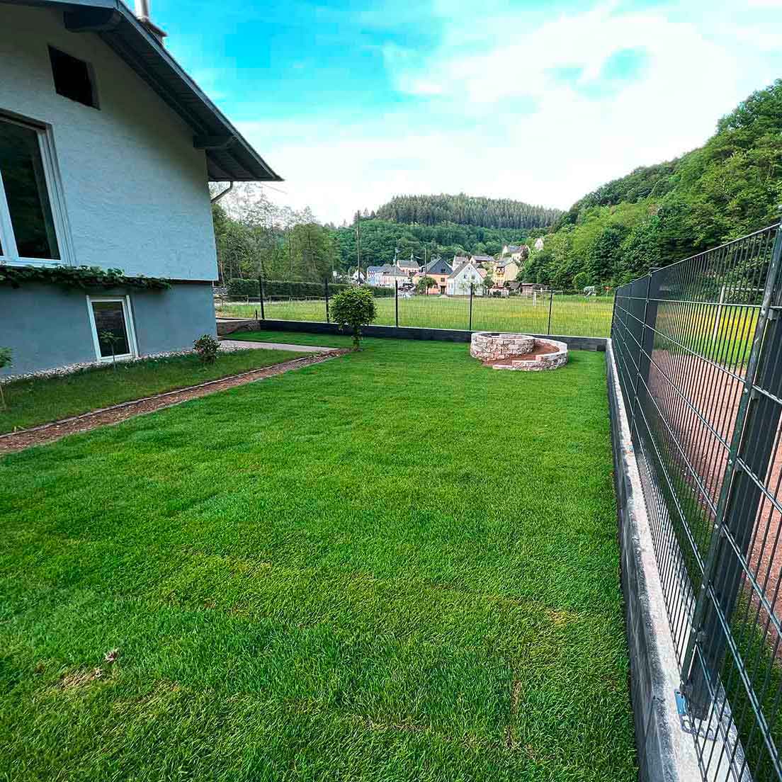 Fertig ausgerollter Rollrasen in einem neu angelegten Garten