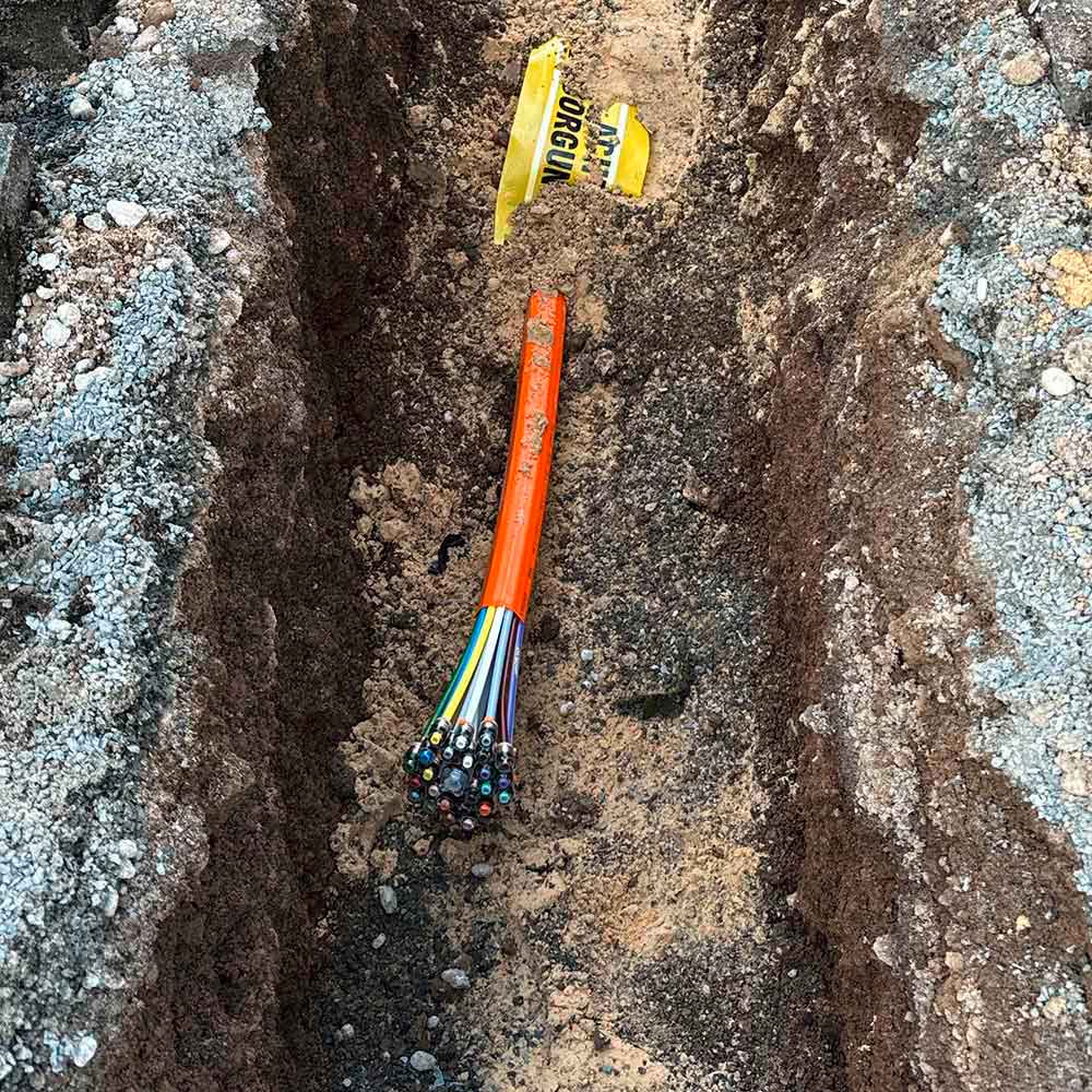 Bunte Glasfaserkabel im Boden