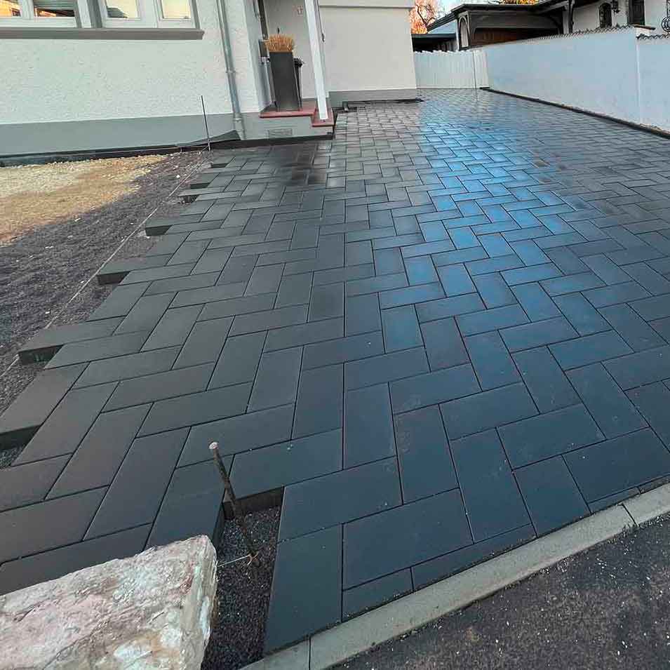 Eine frisch gelegte Terrasse mit Verbundsteinen