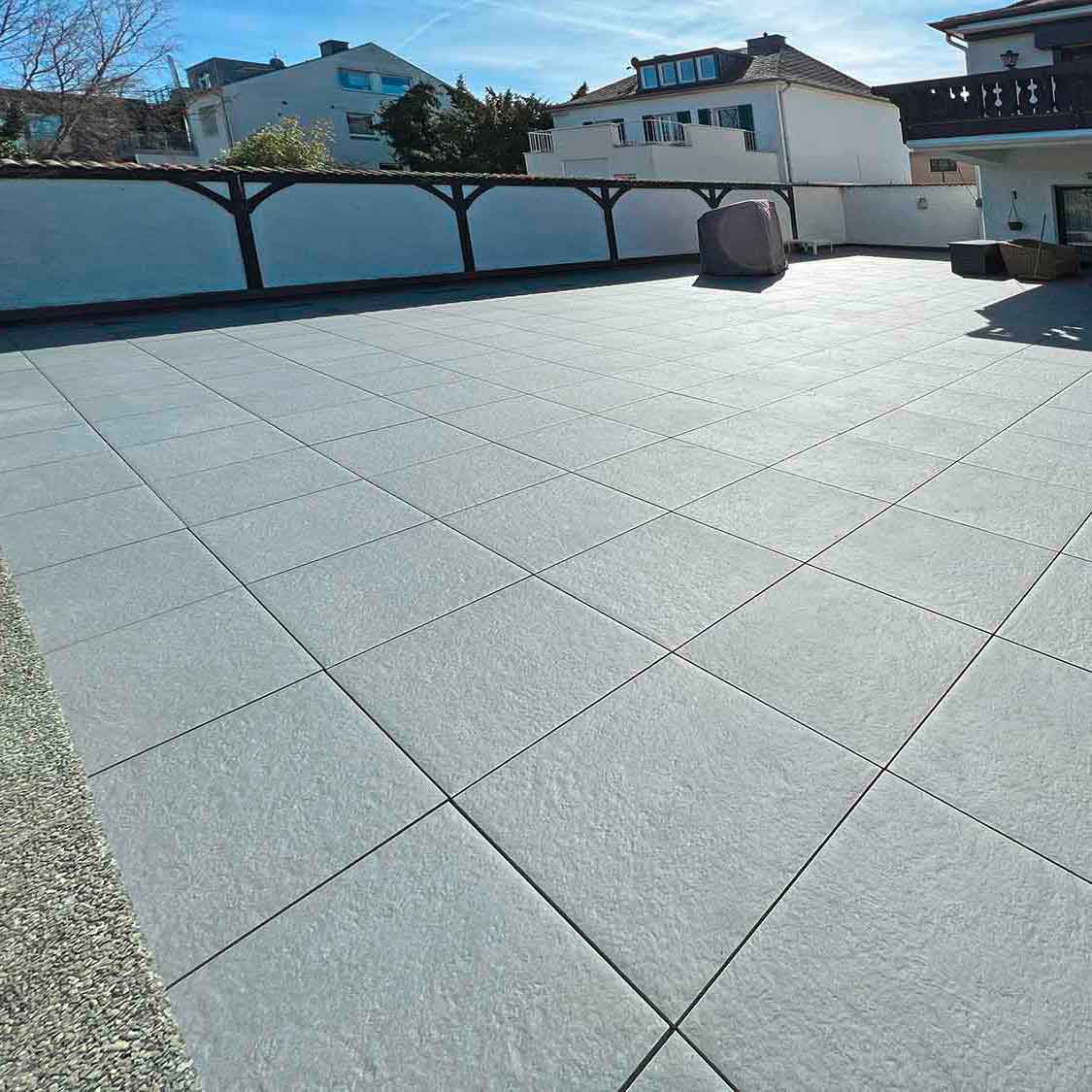 Eine frisch verlegte Terrasse mit Betonplatten